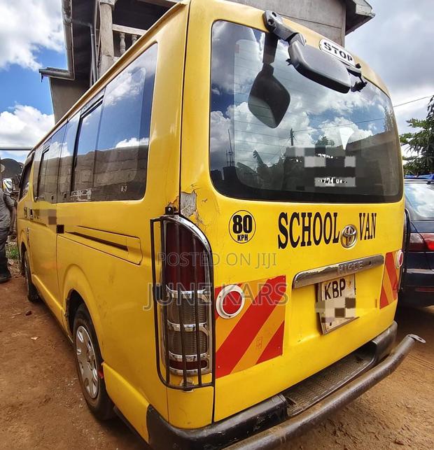 Toyota HiAce 2006 Yellow