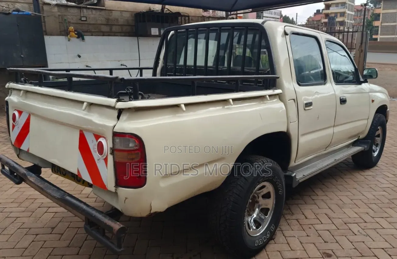 Toyota Hilux 2700i Raider 2004 White