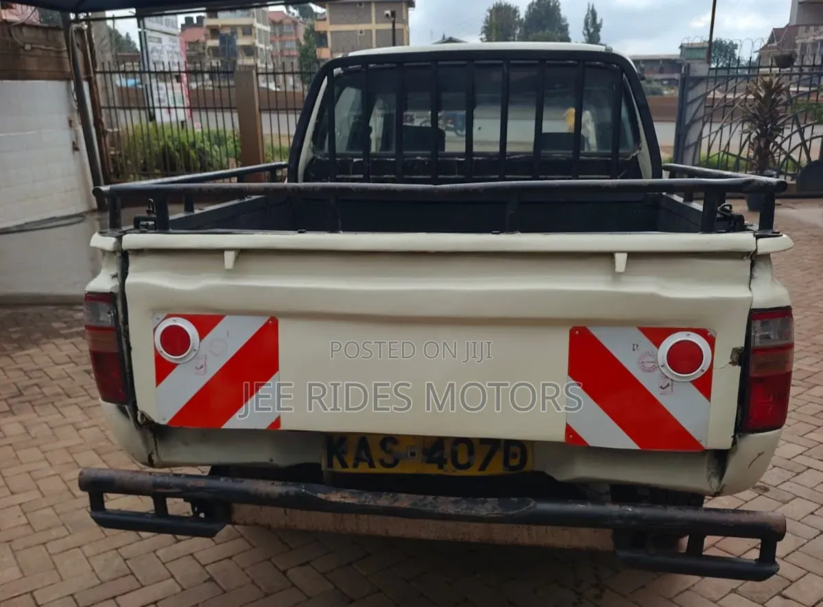 Toyota Hilux 2700i Raider 2004 White