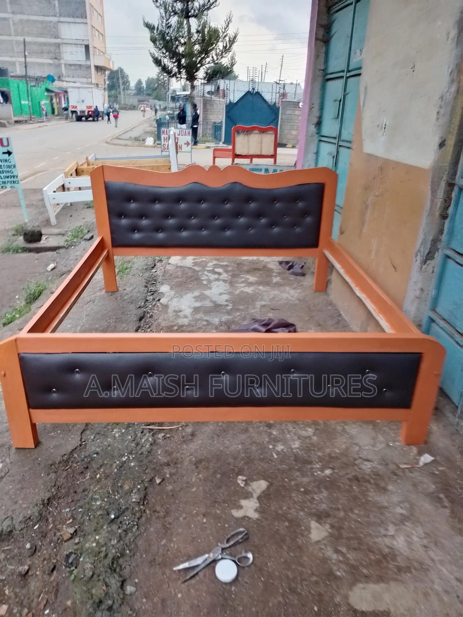 Black Moket Bed
