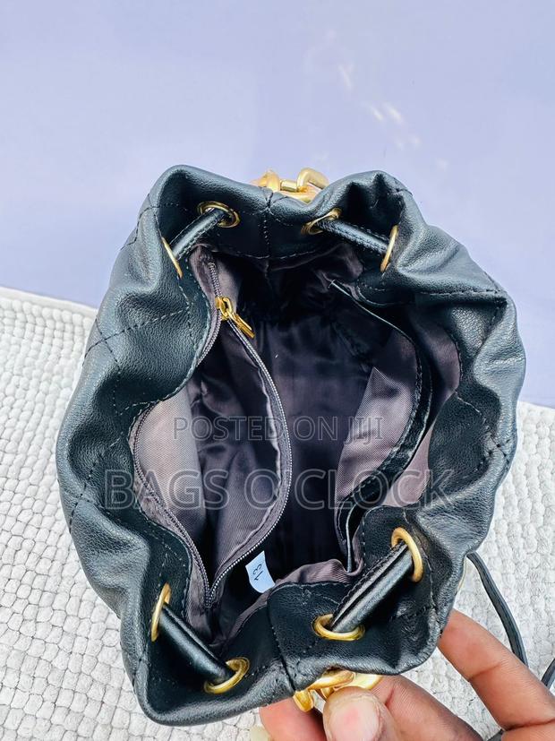 Women's Small Quilted Drawstring Bucket Bag With Gold Chain - thumbnail 3