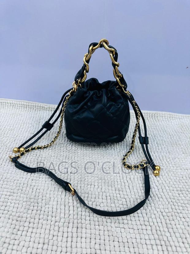 Women's Small Quilted Drawstring Bucket Bag With Gold Chain - thumbnail 4