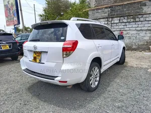 Toyota Vanguard 2011 White