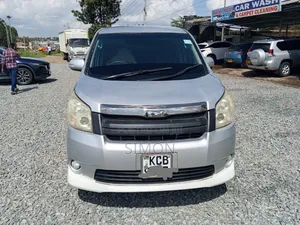 Toyota Noah 2.0 143hp AWD (8 Seater) 2007 Silver