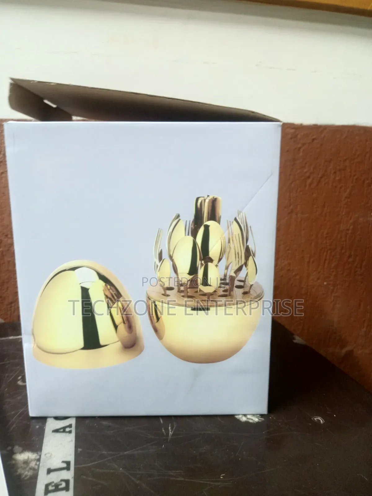 24 Piece Stainless Steel Cutlery Set With Eggshell Case 