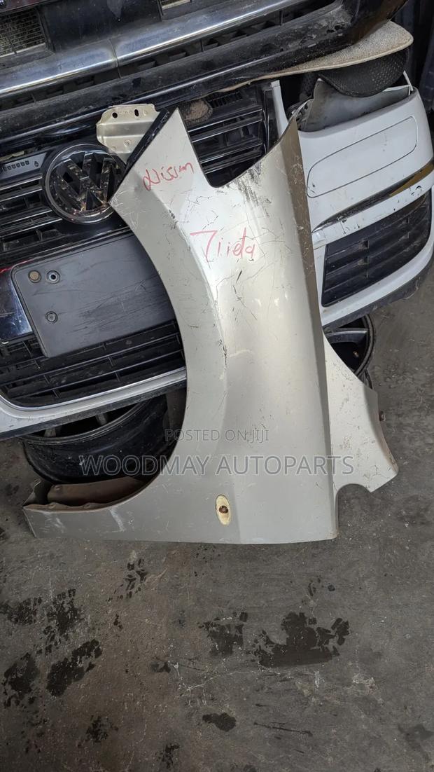 Nissan Tiida Fender