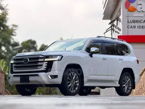 Toyota Land Cruiser LC300 2021 White