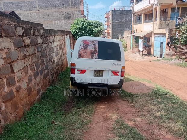 Toyota HiAce 2001 White - thumbnail 2