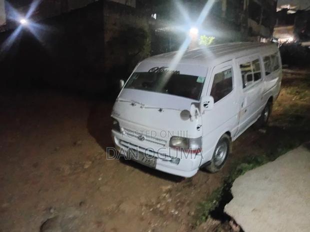 Toyota HiAce 2001 White - thumbnail 4