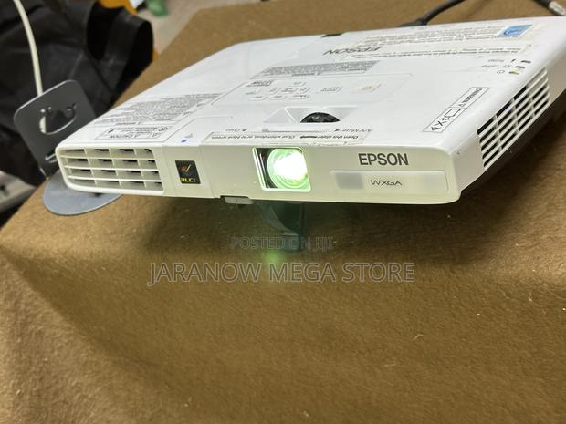 Epson Powerlite 1771w Portable Projector. - thumbnail 2