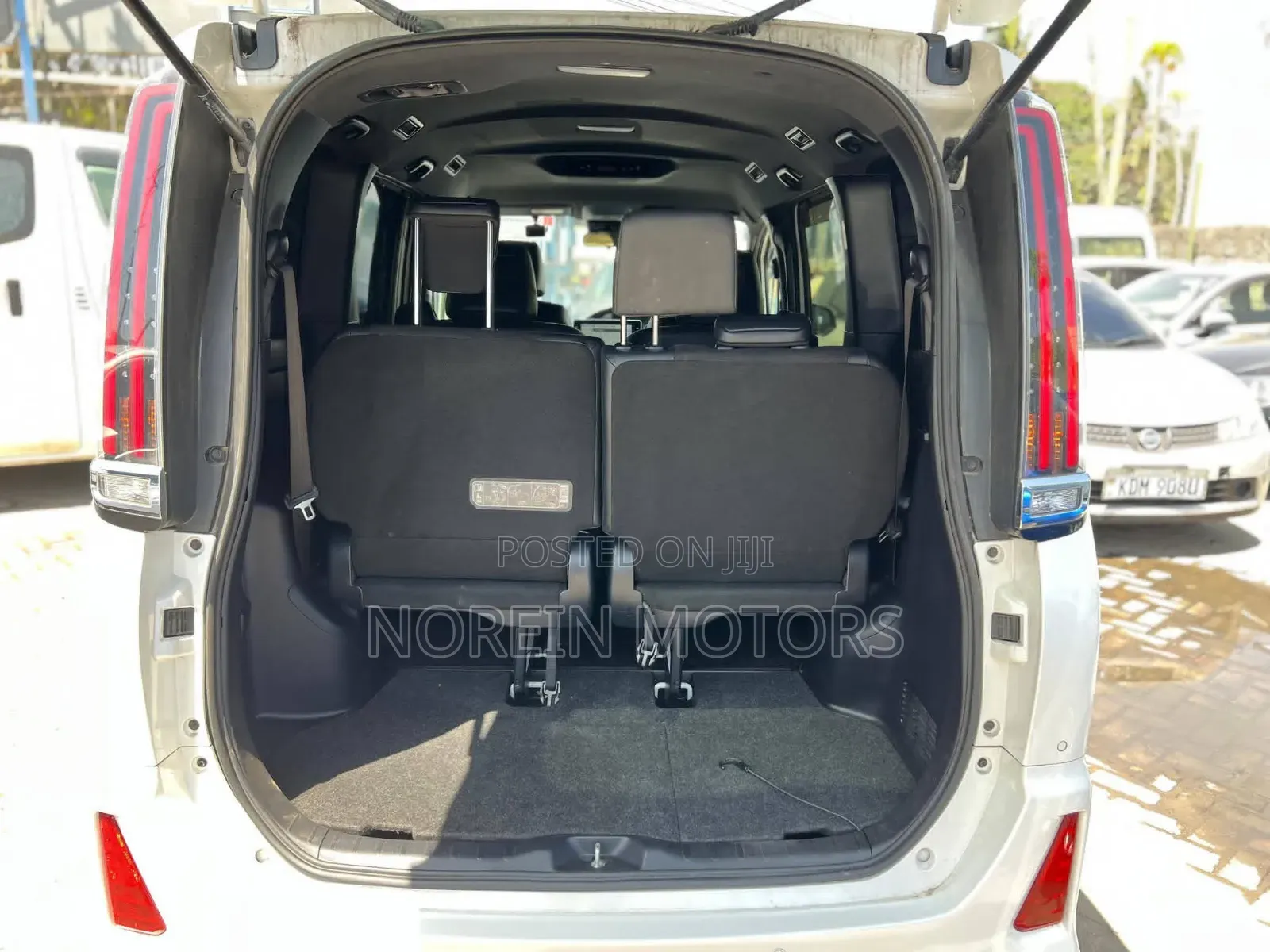 Toyota Noah 2.0 AWD (7 Seater) 2019 White