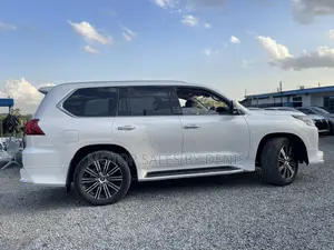 Lexus LX 570 AWD 2019 White