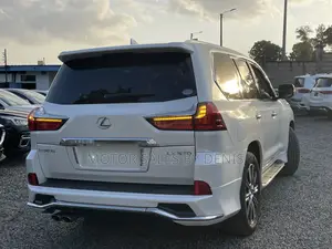 Lexus LX 570 AWD 2019 White