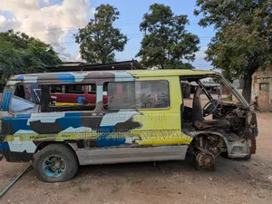 Nissan Caravan (Urvan) 1999 Blue