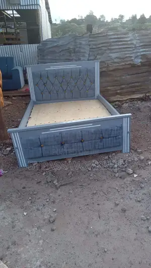 4 by 6 Gray Mocket Bed