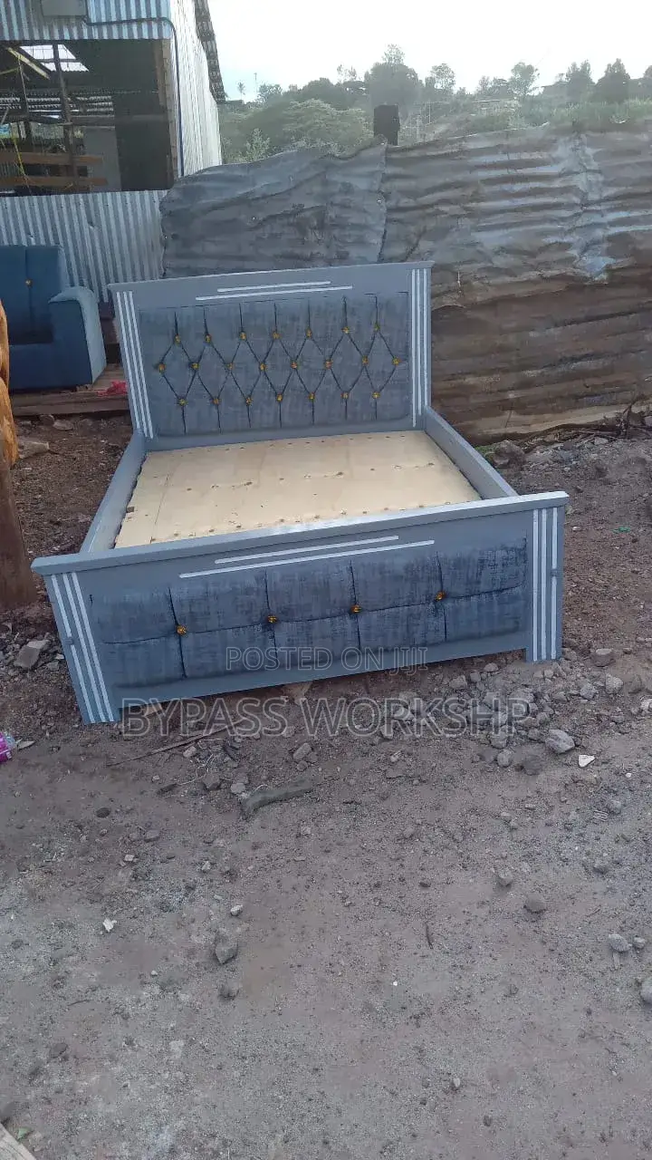 4 by 6 Gray Mocket Bed