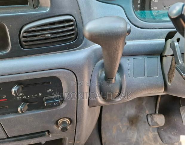 Toyota HiAce 2016 Silver - thumbnail 3