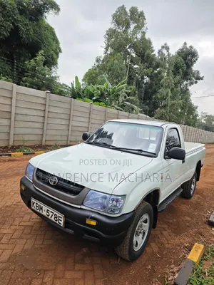 Toyota Hilux 2004 White