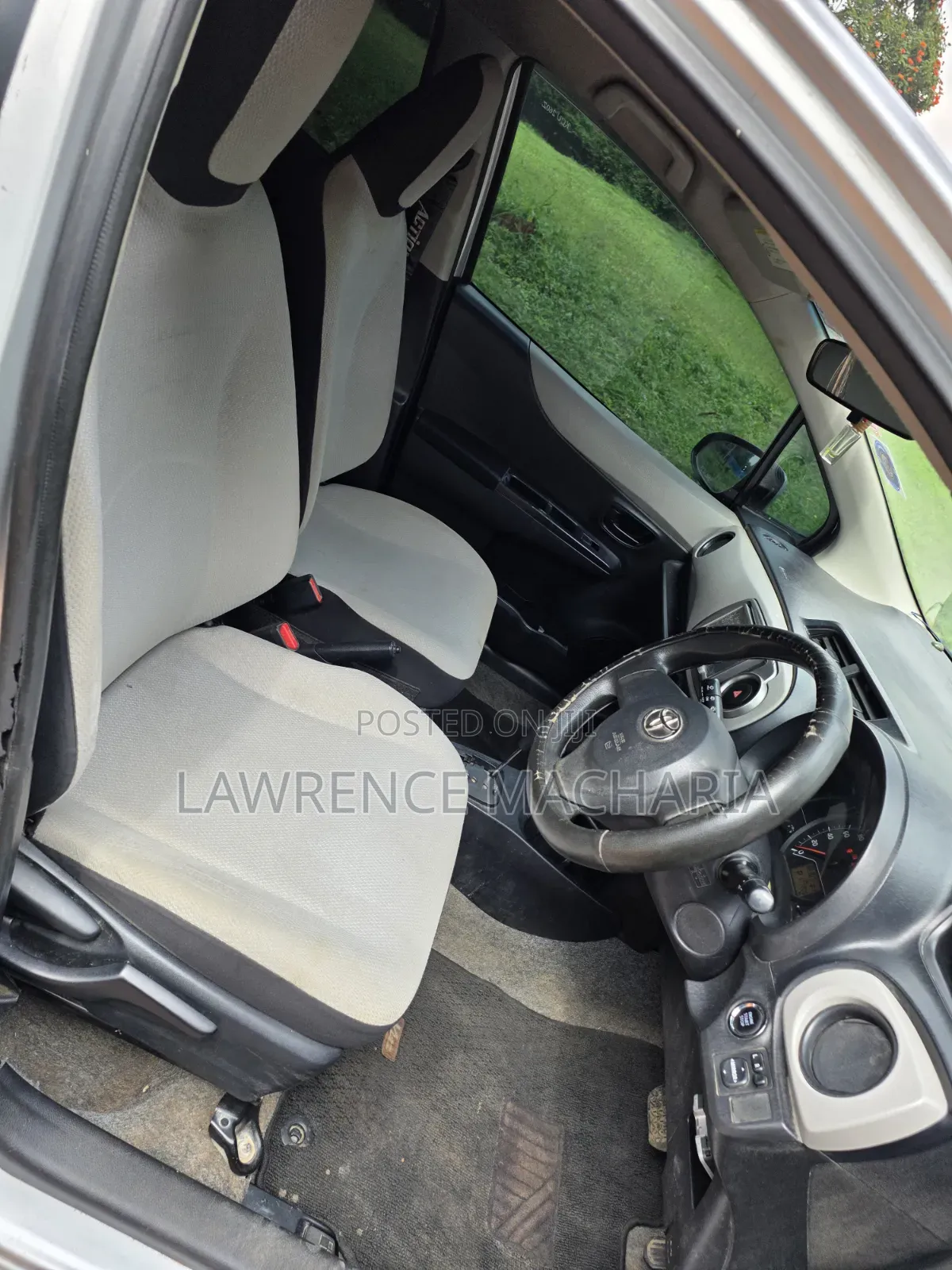 Toyota Vitz 2012 Silver