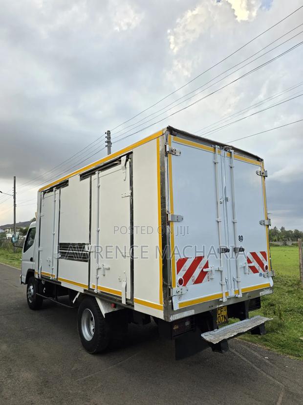Mitsubishi Canter 4d35 2007 Model With Functional Fridge Super Clean - thumbnail 5