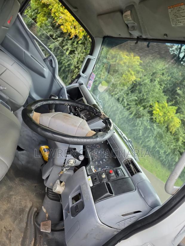 Mitsubishi Canter 4d35 2007 Model With Functional Fridge Super Clean - thumbnail 7