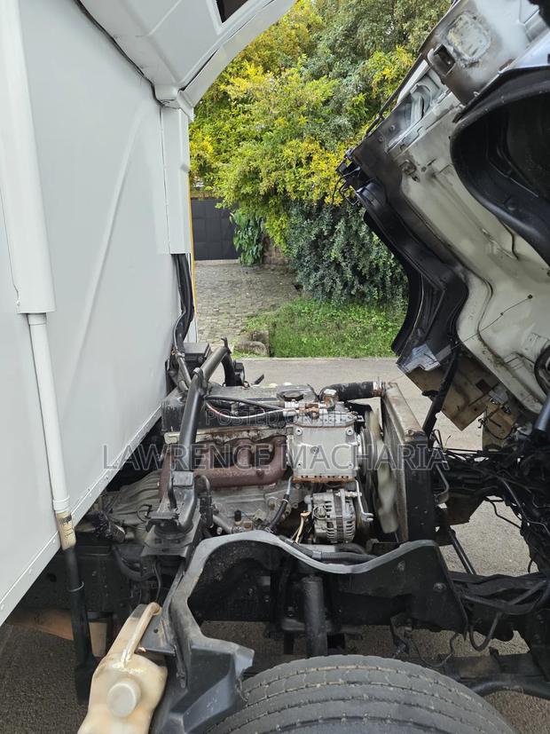 Mitsubishi Canter 4d35 2007 Model With Functional Fridge Super Clean - thumbnail 9