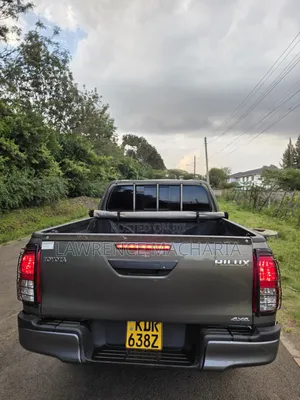 Toyota Hilux 2024 Gold