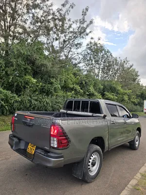 Toyota Hilux 2024 Gold
