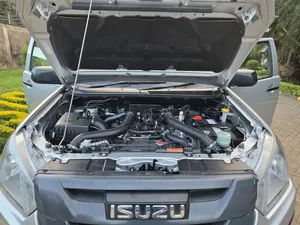 Isuzu D-MAX 2025 Silver