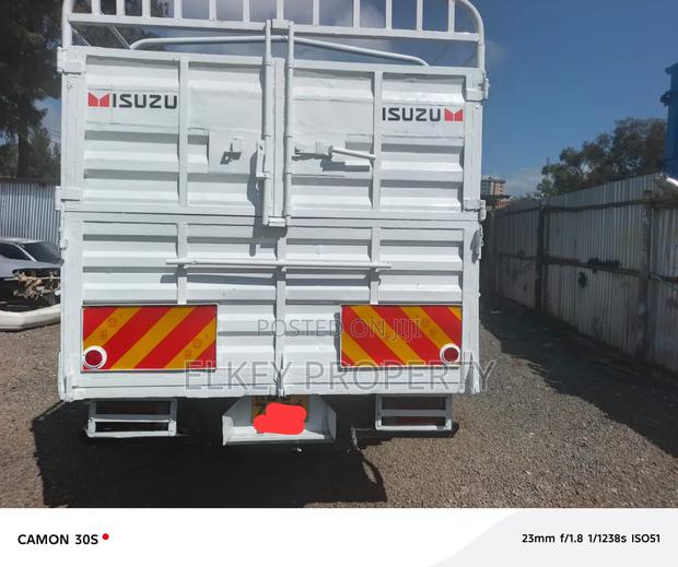 Isuzu NKR 2013 White - thumbnail 2