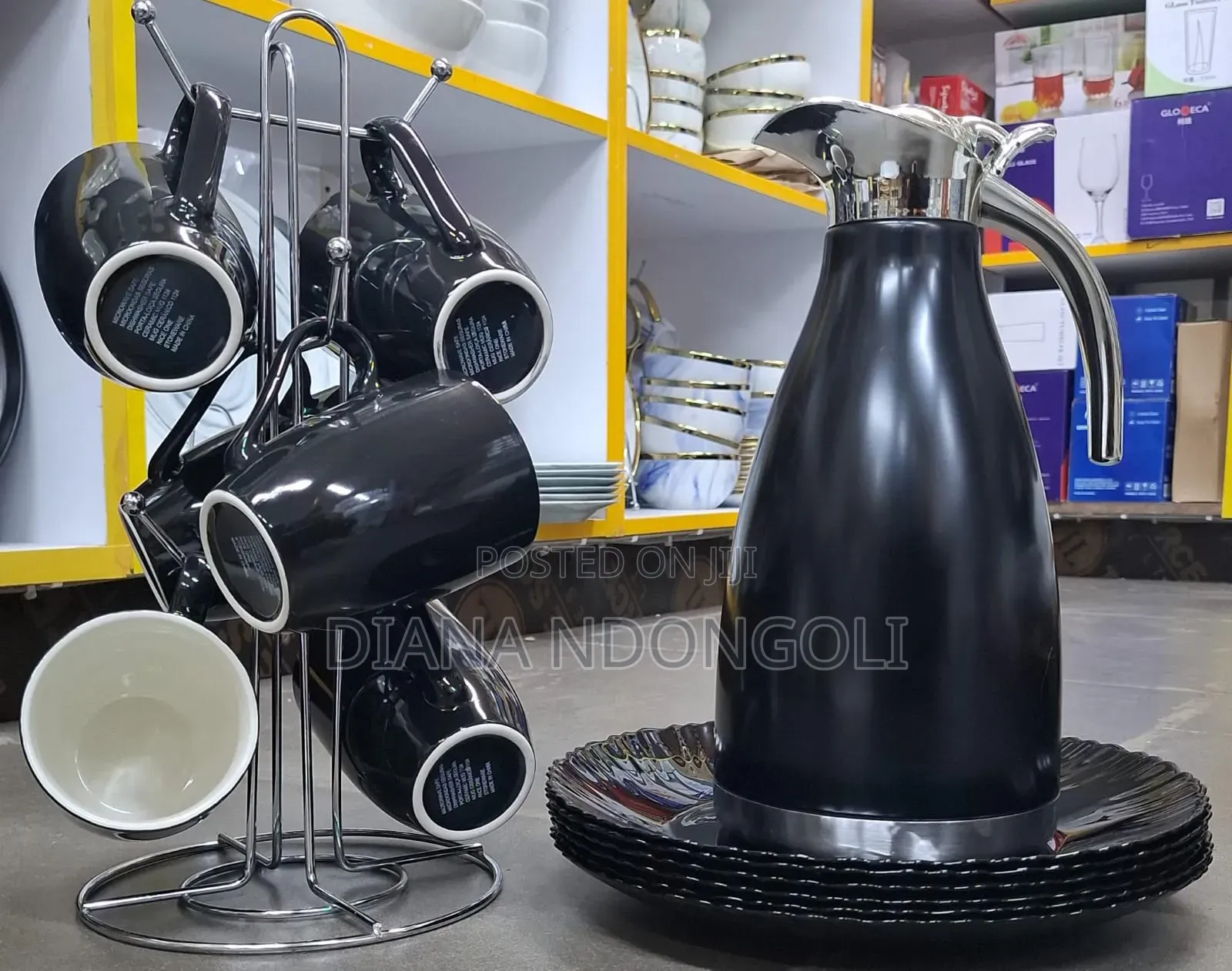  13pcs Breakfast Set 
6 Mugs
6 Plates 10.5 Inch
1 Jp Flask