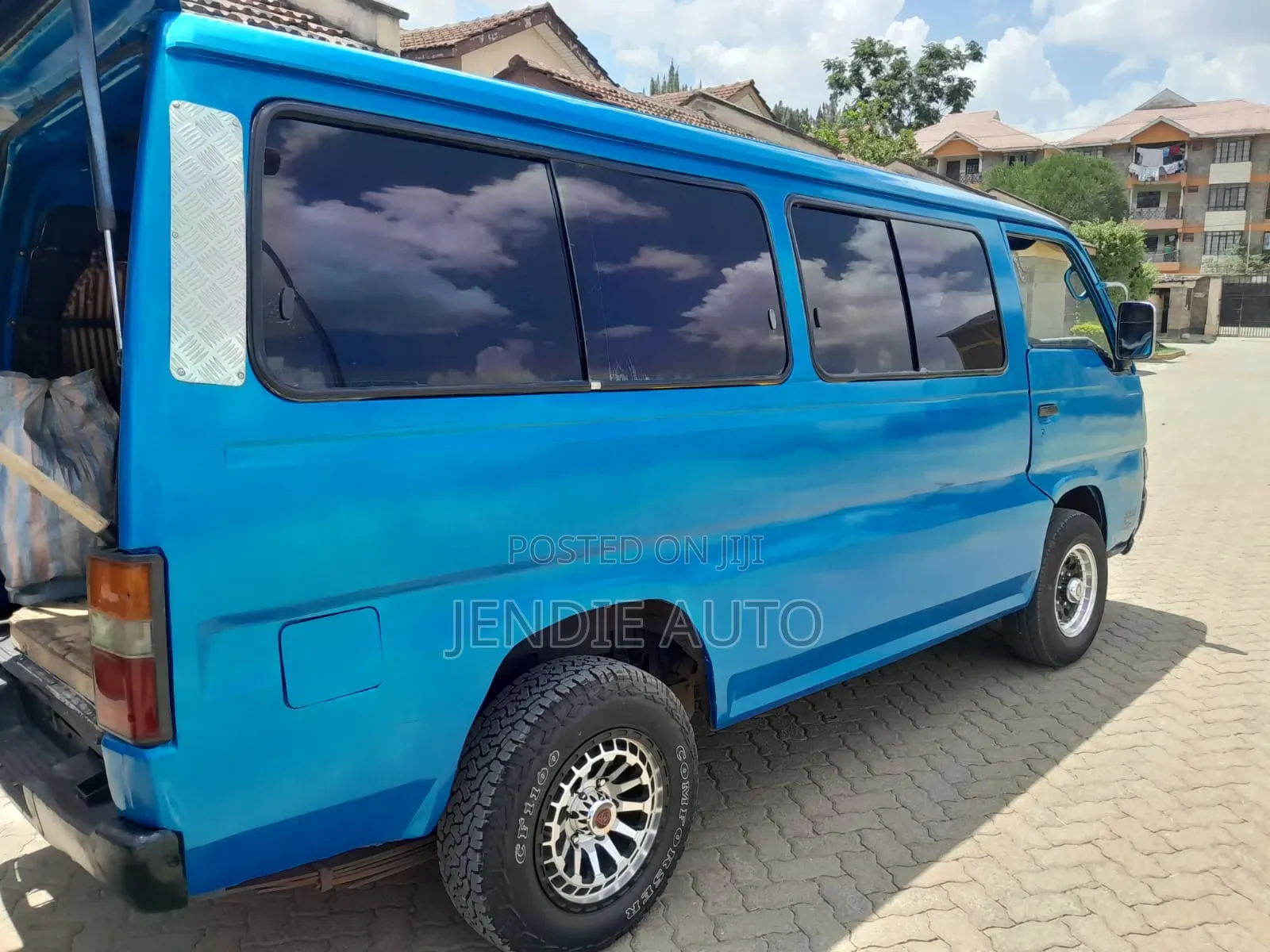 Nissan Caravan (Urvan) 1998 Blue