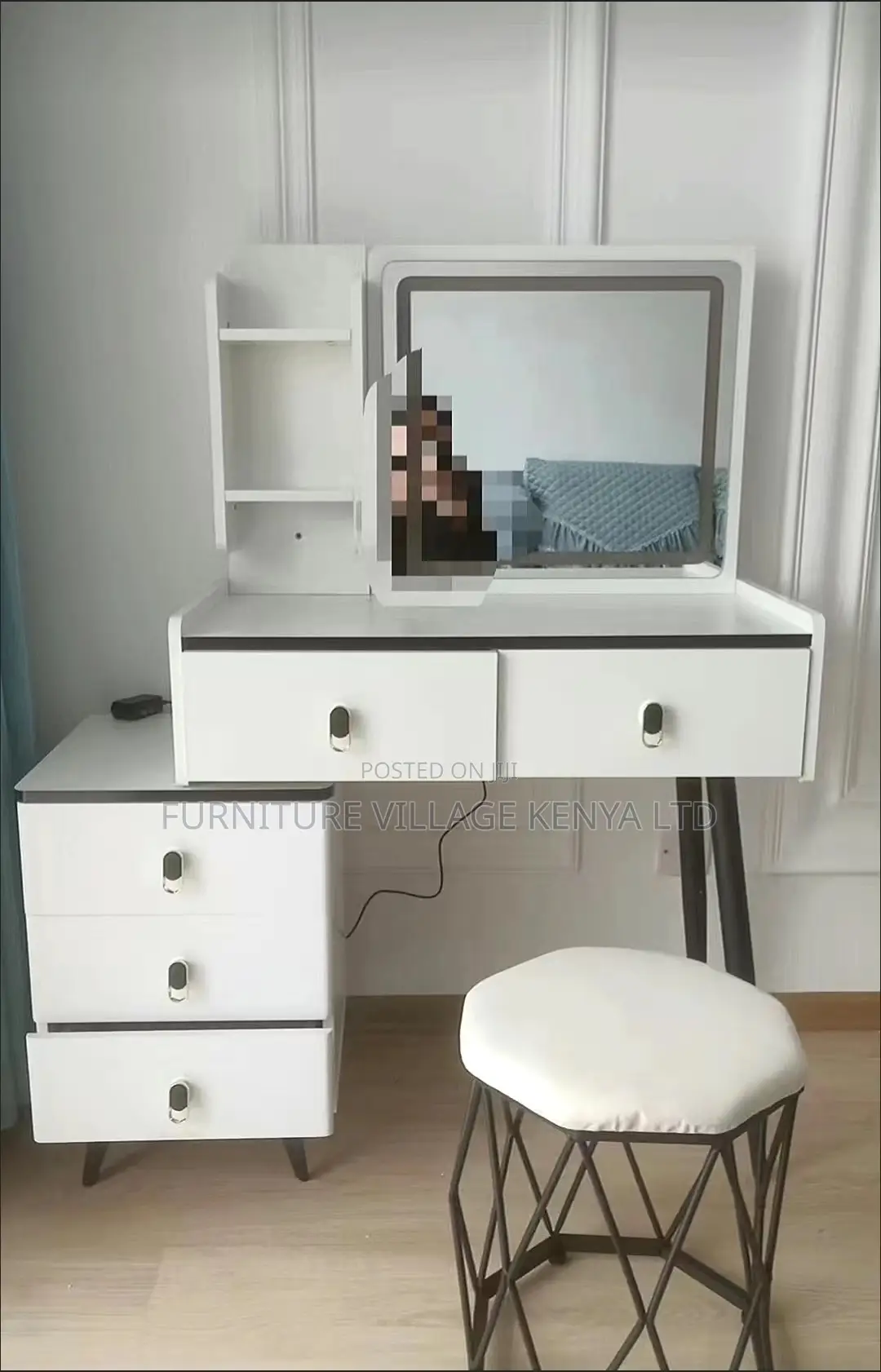 Vanity Dressing Desk With Lighted Mirror.