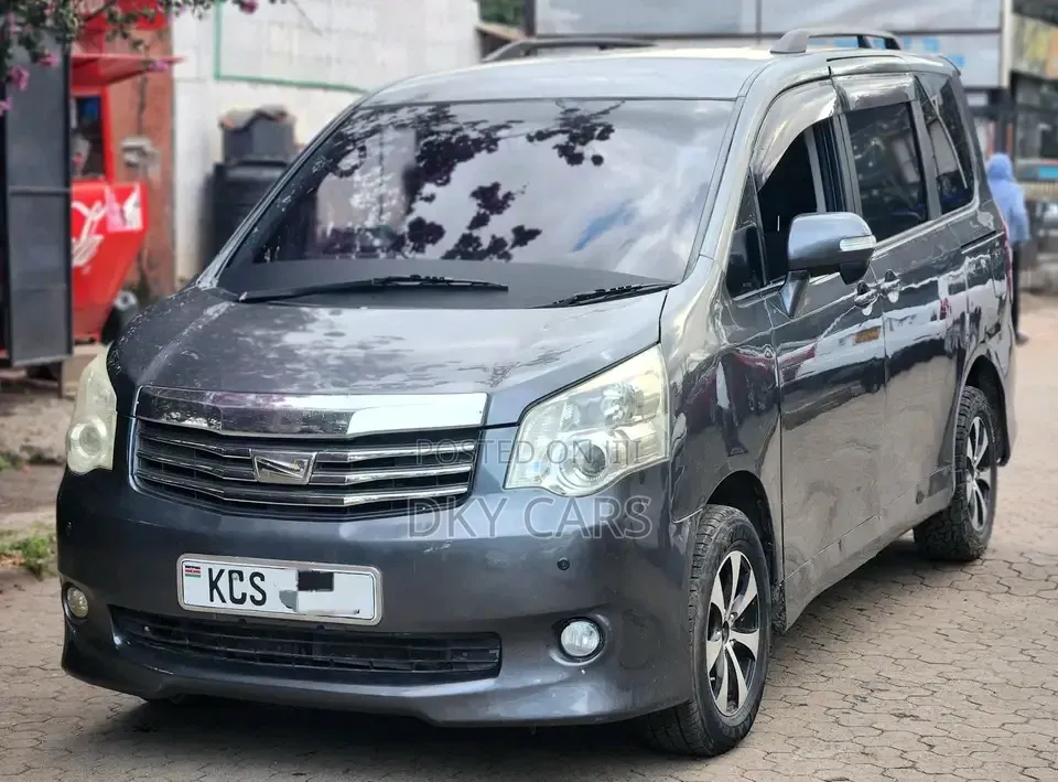 Toyota Noah 2012 Gray