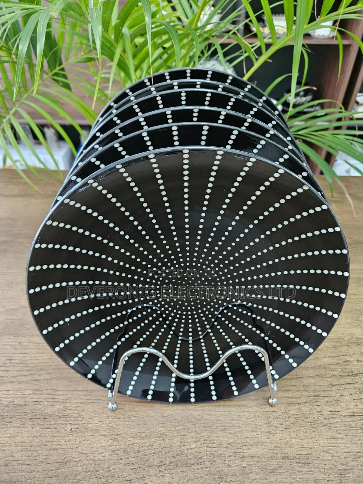 Black Dotted 
Dinner Plates 
Available