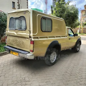 Nissan NP300 2006 Gold