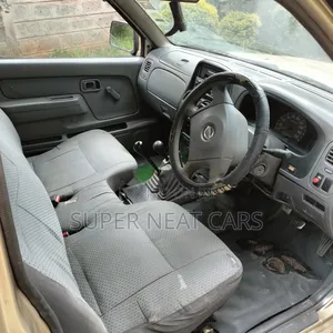 Nissan NP300 2006 Gold