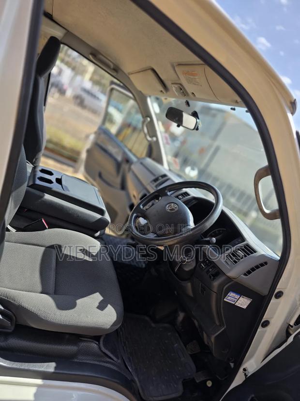 Toyota HiAce 2013 White - thumbnail 9