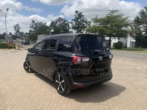 Toyota Sienta 1.5 Hybrid FWD 2021 Black