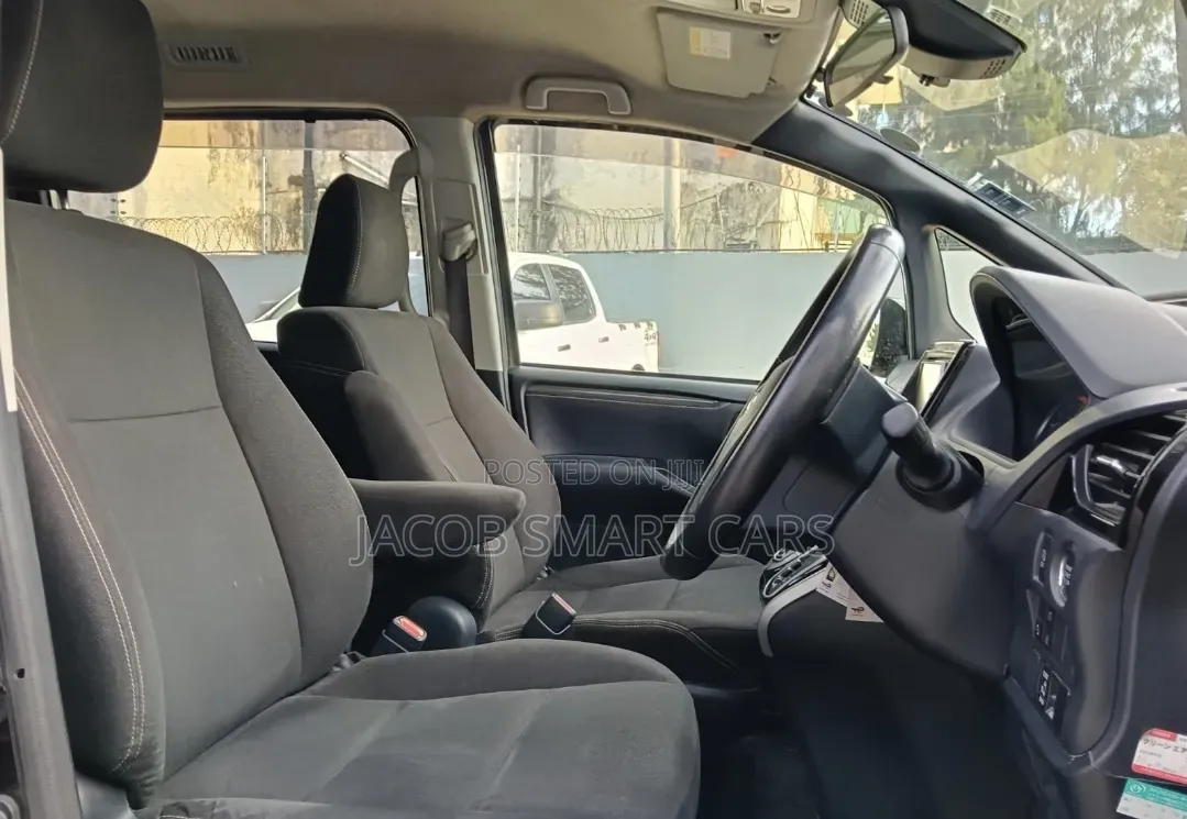 Toyota Esquire 2016 Maroon