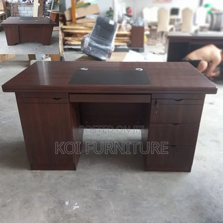 Office Desk : Mahogany Finish Executive Office Desk