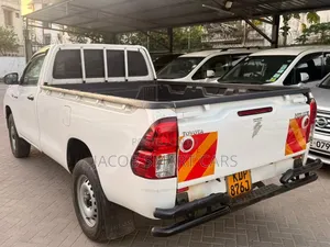 Toyota Hilux 2023 White