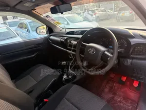 Toyota Hilux 2023 White