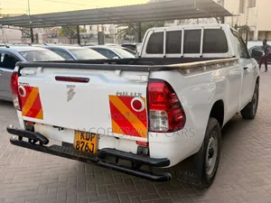 Toyota Hilux 2023 White