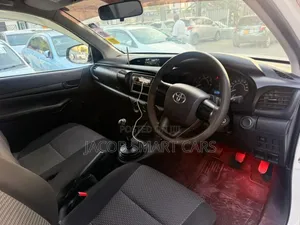 Toyota Hilux 2023 White