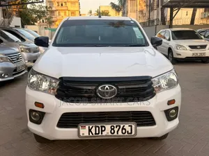 Toyota Hilux 2023 White