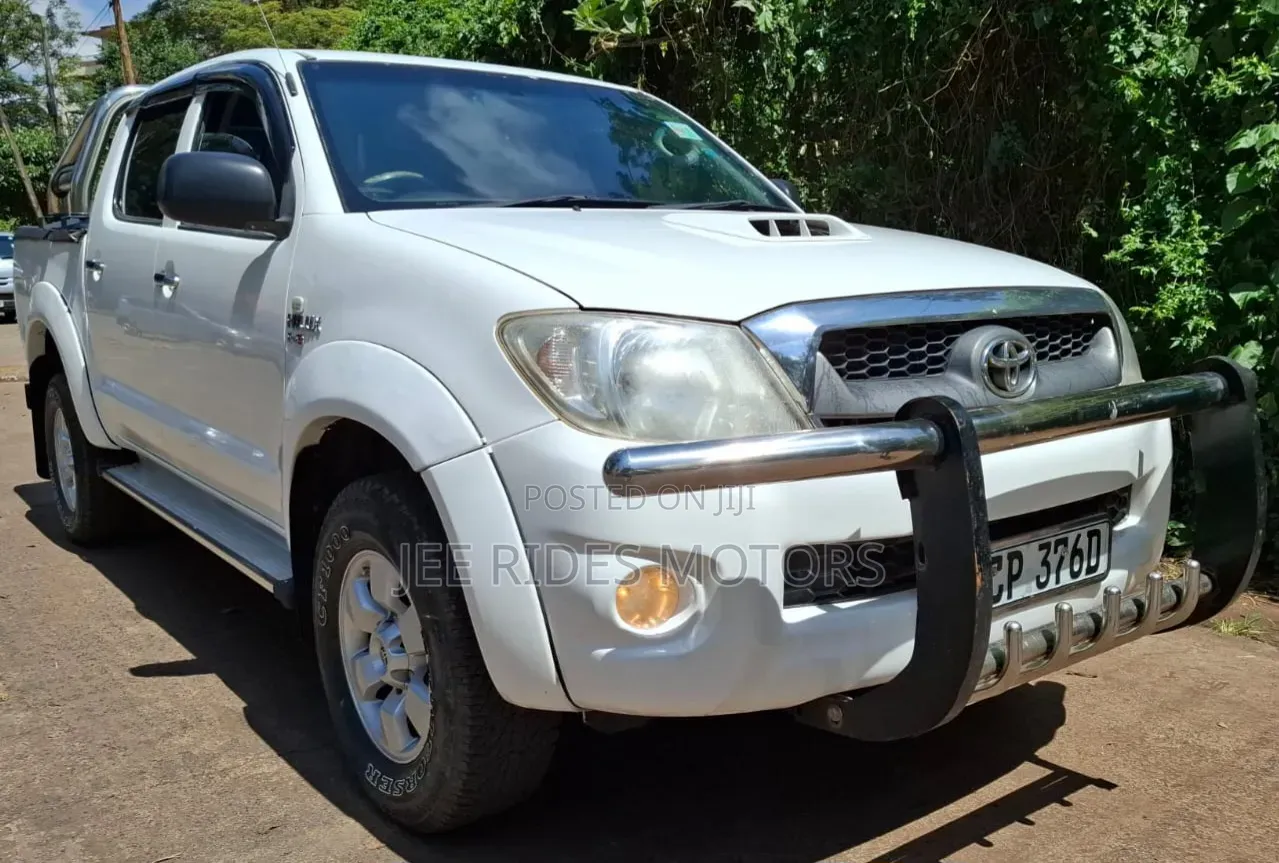Toyota Hilux 2.5 D-4D 4X4 SRX 2011 White