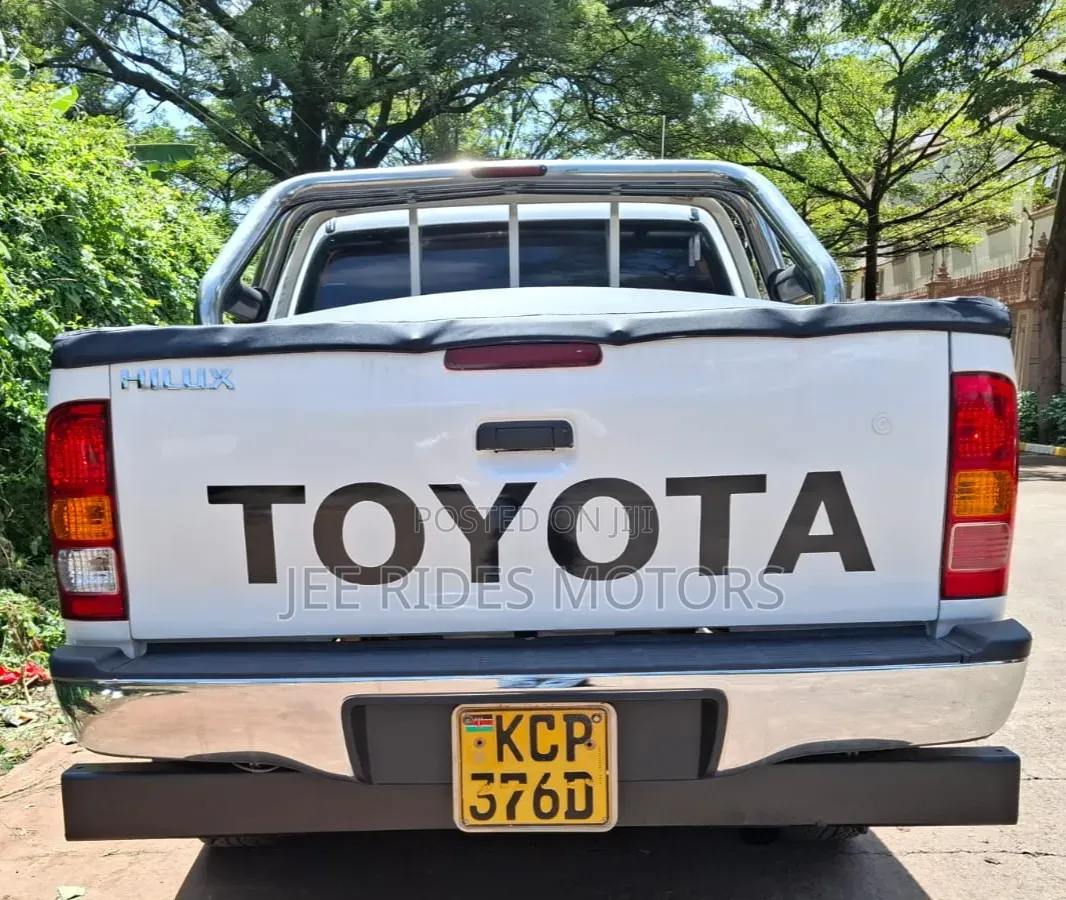 Toyota Hilux 2.5 D-4D 4X4 SRX 2011 White