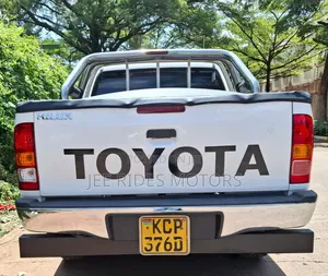 Toyota Hilux 2.5 D-4D 4X4 SRX 2011 White