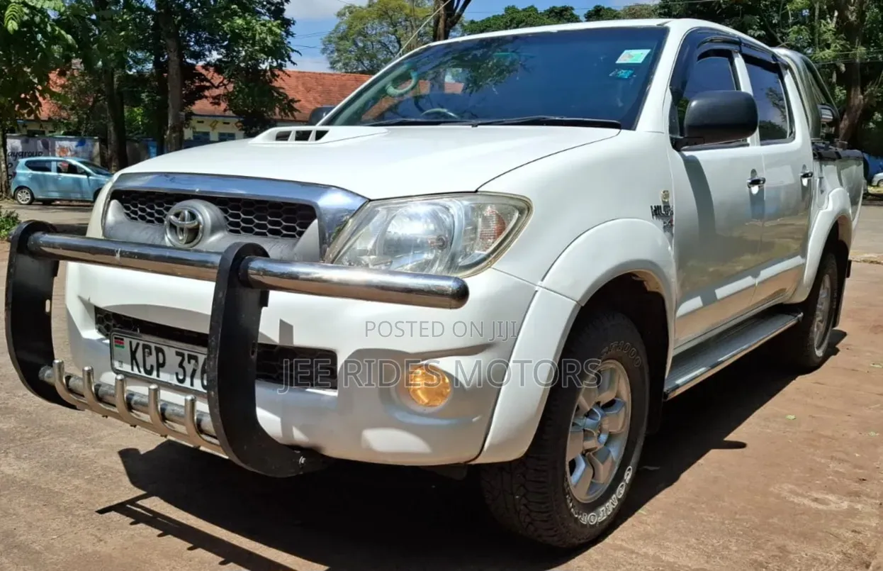 Toyota Hilux 2.5 D-4D 4X4 SRX 2011 White